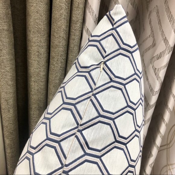 High Quality Andante Pillow - Picture 2 of 3